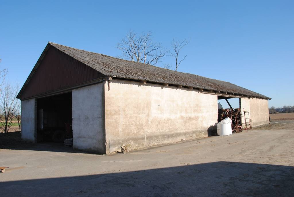 Hässleholm Åraslöv 52:2, del av Gårdsverkstad, värdeår 1980- forts... Area 120 kvm. En verkstad i bra bruksskick. Maskinhall Fastighetsbildning Försäljningen gäller område av fastighet.