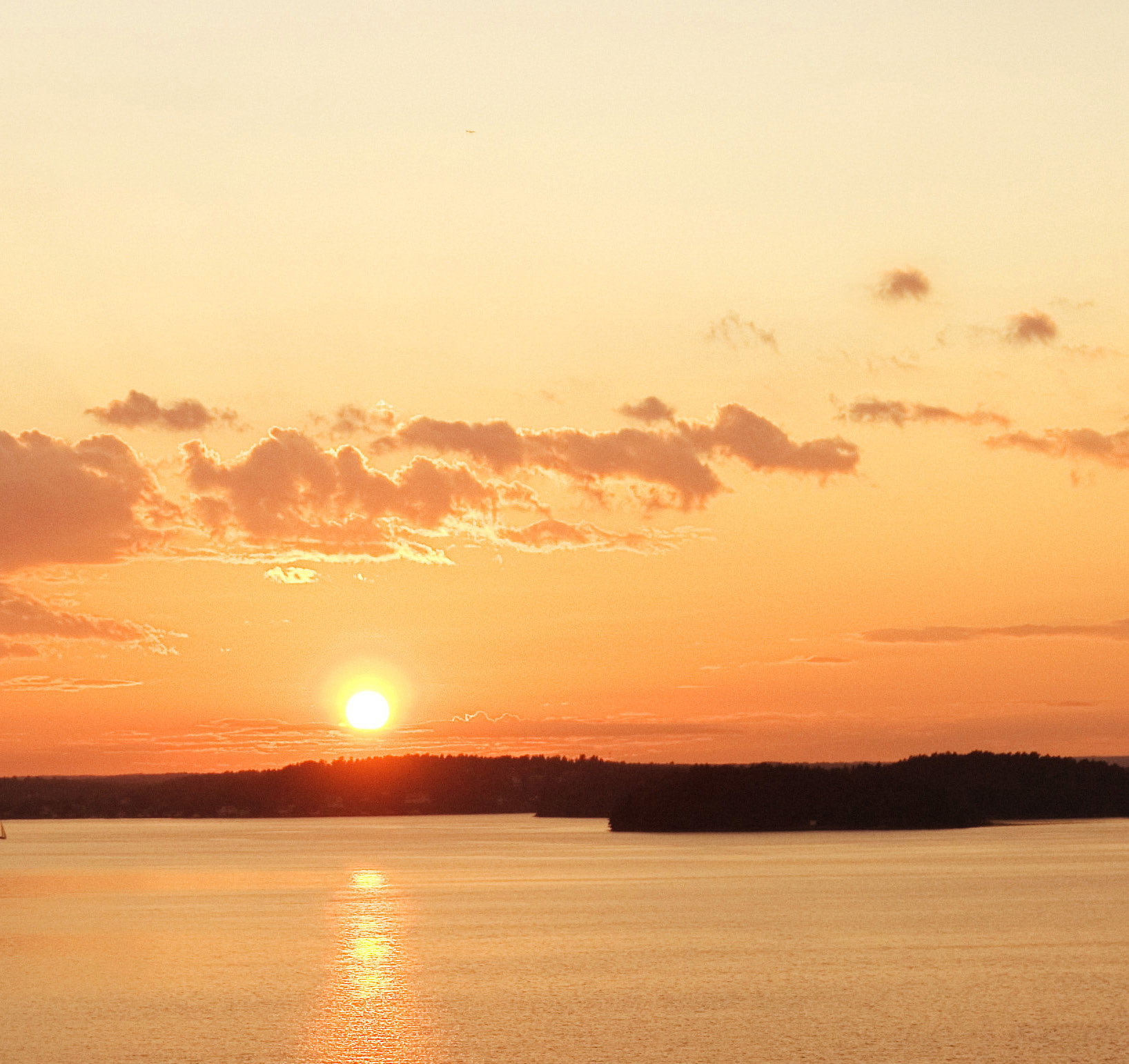 DAGKRYA TILL ÅLAND! Ta Ålandsbåten Rosella från Kapellskär. På väg till Åland bjuds det på mer än 1 000 kvm shopping, utsökt mat, dans och caféunderhållning med spännande gäster i Café Rosella.