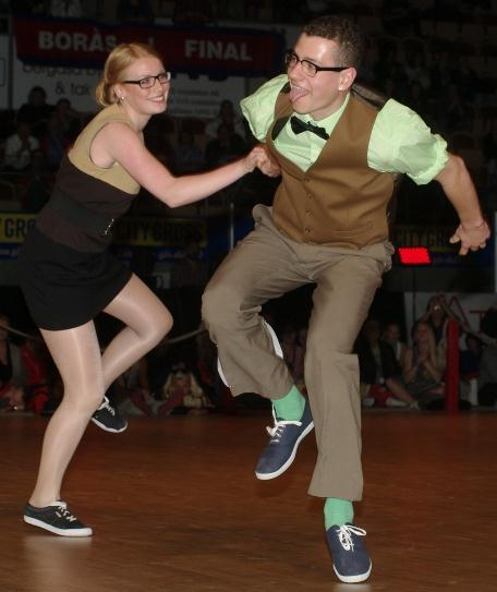 Matej Dujakovic Ålder: 16 år Klubb: DK Buggie, Lindy Hop och Boogie Woogie Tävlar tillsammans med: Cajsa Weinemo. : Bugg: 3:a SM 2012 Lindy Hop: 2:a SM 2012, 3:a NM 2011.