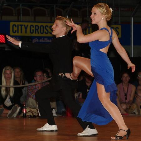 Rasmus Holmqvist Ålder: 19 år Klubb: Ebba DK Är uttagen att tävla i: Boogie Woogie, Lindy Hop Tävlar tillsammans med: Tove Holmqvist.