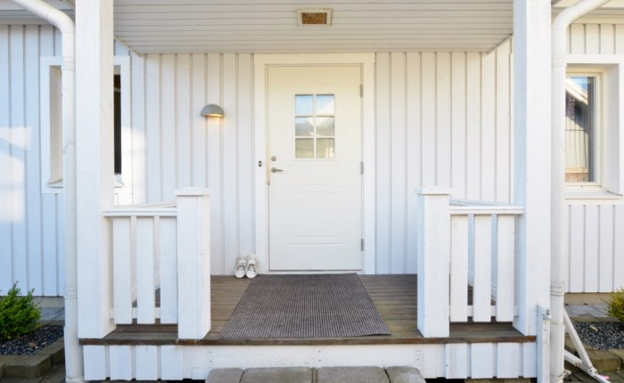 Entré/hall En veranda välkomnar in och här möts man av en hall med ljust klinkergolv och bra med plats att hänga av