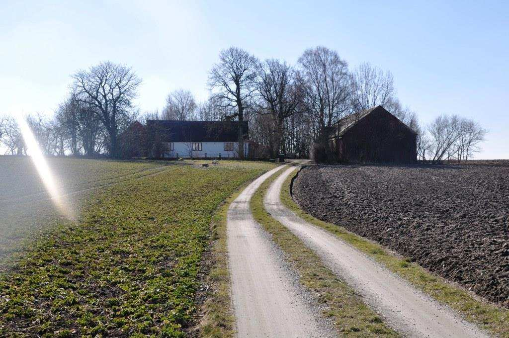 Gård 9 ha i utkanten av Eslöv Gård på högt, fritt läge vid Sallerup i utkanten av Eslöv. 9 ha åker (klass 8) samt 0,4 ha tomt och väg.