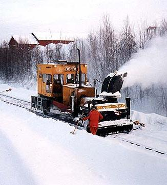 Snösugning Snösugning är en metod som används mer sällan än snösopning.