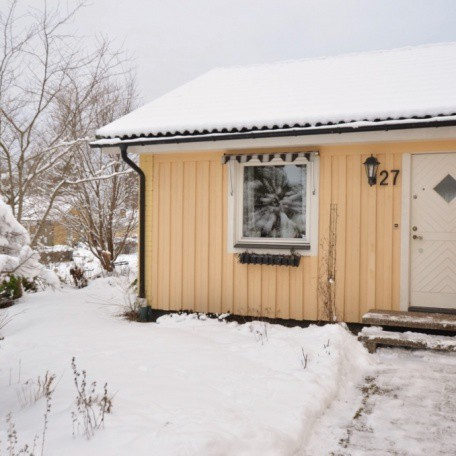 Gulmålad liten pärla Välskött och tilltalande yttre på detta lilla gulliga hus.