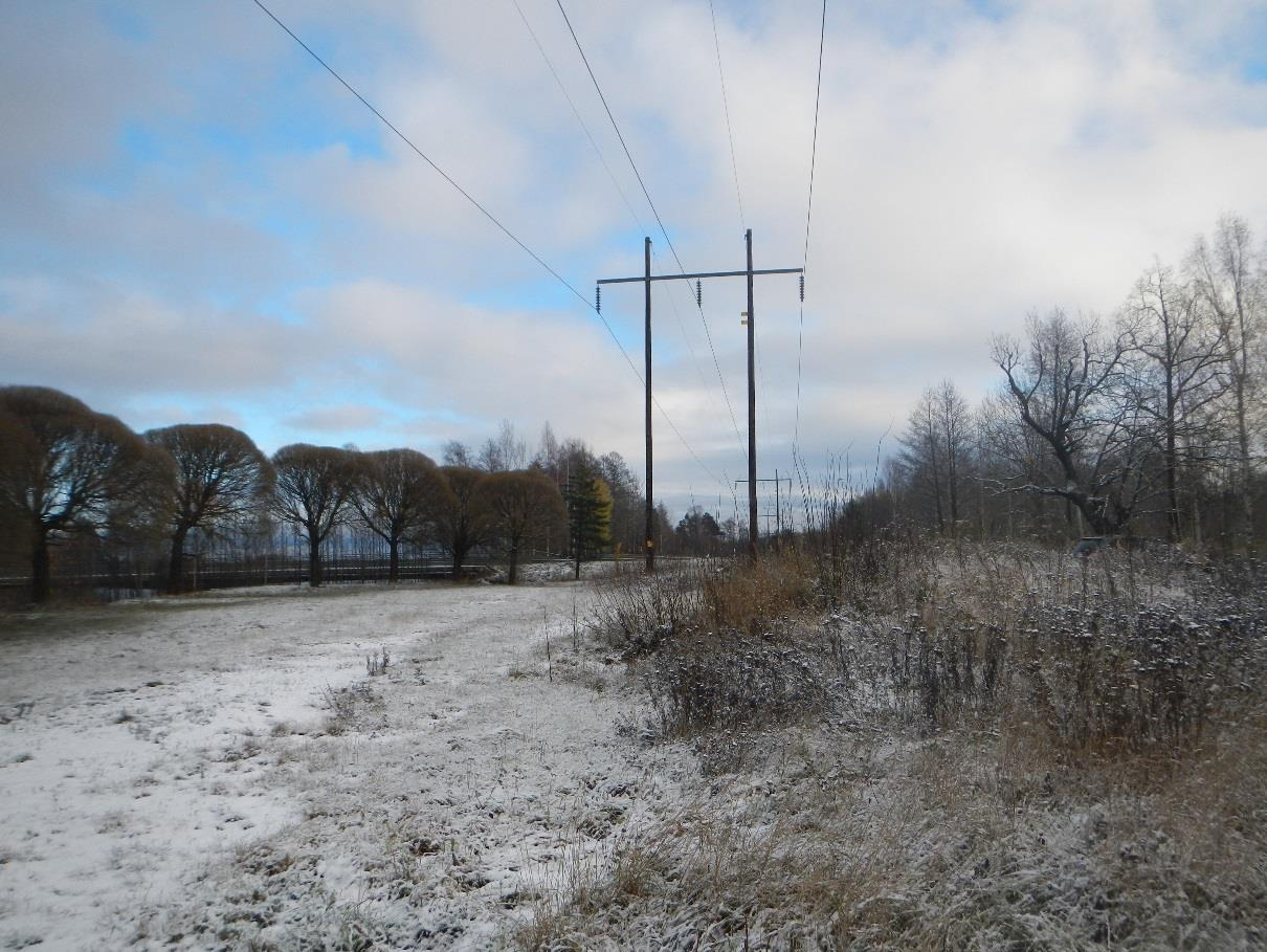 4 Tekniskt utförande Figur 5. Foto mot öst på befintlig 130 kv kraftledning L19 utförd i tvåbenta portalträstolpar i industriområdet strax innan ledningen korsar Garvarforsen.