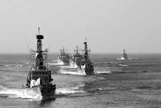 Örlogsflottor har en självklar roll för skyddet av sjömotorvägarna. Foto: FM Ett effektivt övervakningssystem är nödvändigt men inte tillräckligt.