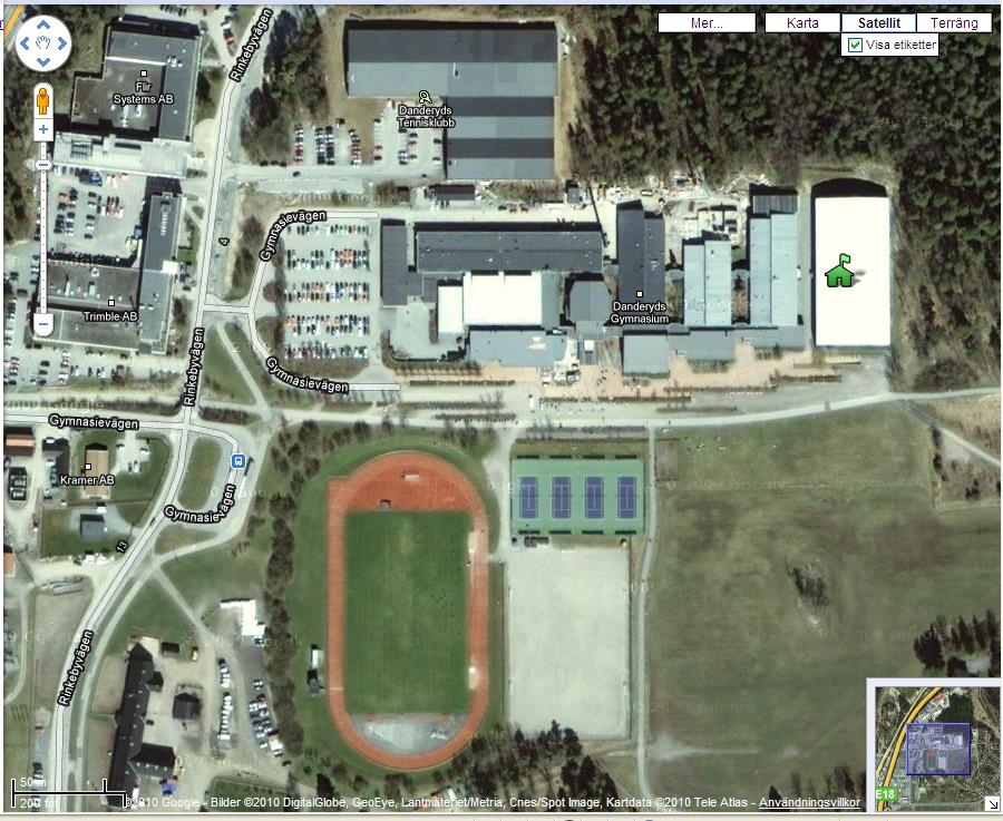 Cupen spelas i vår konstgräshall DANDERYDS FOTBOLLSHALL (fd RM-Hallen) Fakta om hallen DANDERYDS FOTBOLLSHALL är ett stort tält med konstgräs, adressen till hallen är: Rinkebyvägen 8, hallen ligger