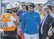 OLYMPIZMUS 5 Juraj Minčík od radosti skočil do kanála na štadióne Whitewater v Deodore, z vody ho lovili jeho zverenci, zlatí medailisti v C2 Ladislav a Peter Škantárovci.