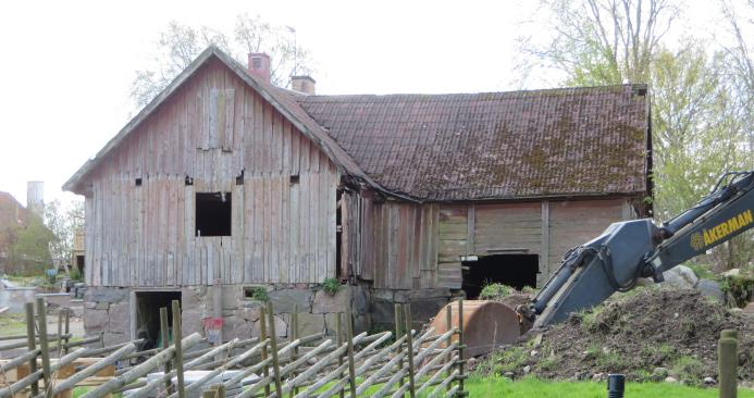 Gården Förlångsö 1:41. Mangårdsbyggnad i form av traditionell två vånings parstuga, med tillhörande traditionell ladugård i skiftesverk, samt olika ekonomibyggnader.