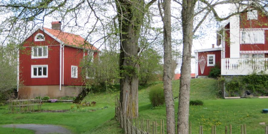 Gården Förlångsö 1:8 har byns enda mangårdsbyggnad till stor del i originalskick. Läget tillhör också ett av de äldre. Detta intryck förstärks av att platsen ligger högt.