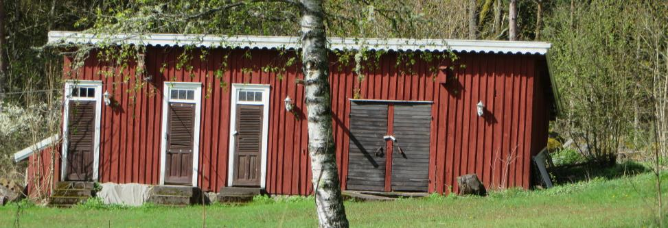 Den f.d. skolan(1911), som också inrymde lärarbostad och slöjdsal (Förlångsö 1:26). En av byns två bevarade skolhus (1935) (Förlångsö 1:32). Det bevarade utedasset är karaktäristiskt för en skolmiljö.