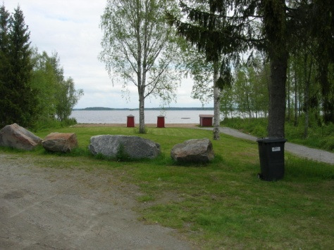 BESKRIVNING AV BADSTRANDEN Typ av vatten Typ av badstrand Beskrivning av närmiljön och strandzoner Vattendjup och strömmar Badstrandens botten Badstrandens utrustning/redskap Insjövatten.