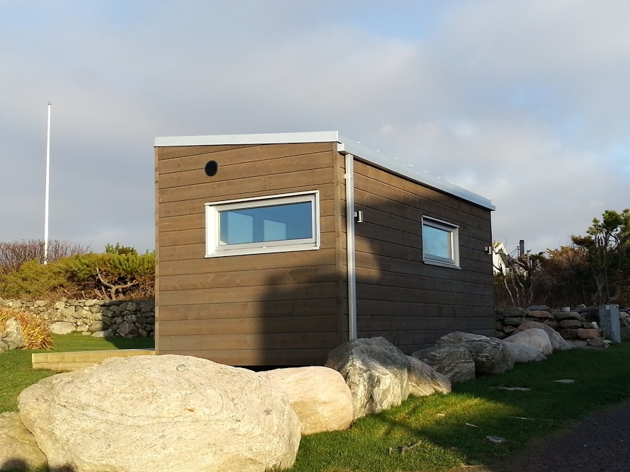 c/o Expo 15 kvm Leveransen av våra hus inkluderar följande: Nyckelfärdigt hus i naturmaterial. Massiva träfönster med isolerglas. Massiva behandlade träpaneler invändigt och utvändigt.