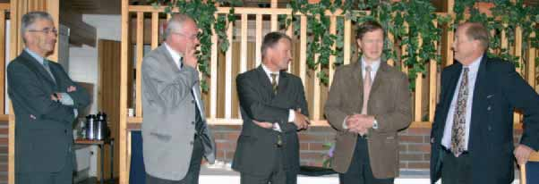 Delegationen för företagsärenden från vänster: Vice verkställande direktör för Handelns Centralförbund Stig Henriksson, överdirektör Olli Koikkalainen (PRS), direktör Rauno Vanhanen, Företagarna i