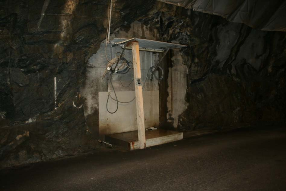Bild 1: Lucka 001.INX.ML01 ersätts med ny lucka på befintlig plats. Ny posbeteckning blir 090.OVL.ML01 Bild 2: Ny placering av hydraulaggregat i adkomsttunnel.