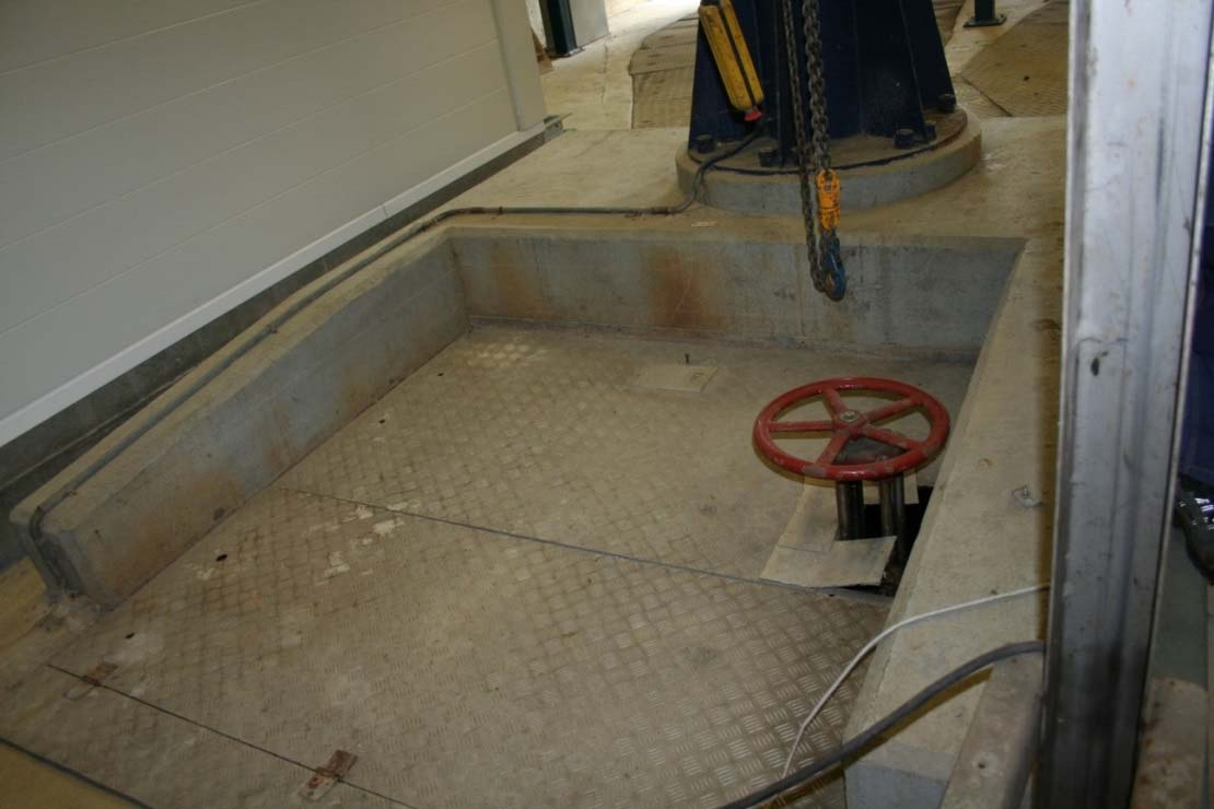 Bild 3: Befintliga galler som skall demonteras. Renstransportör är installerad under bjälklag i bakkant av gallren. Bild 4: Ventil 090.OVL.