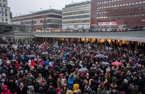 Några av de nästan 3 000 personer som kom till Sergels torg den 11 januari för att visa sitt stöd för Charlie Hebdo.
