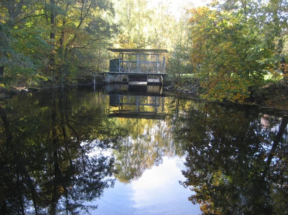 Regleringen av Stensjön och Rådasjön sker via en regleringsdamm, Stensjö dämme, som ligger i Mölndalsån ca 120 m nedströms Stensjöns utlopp.