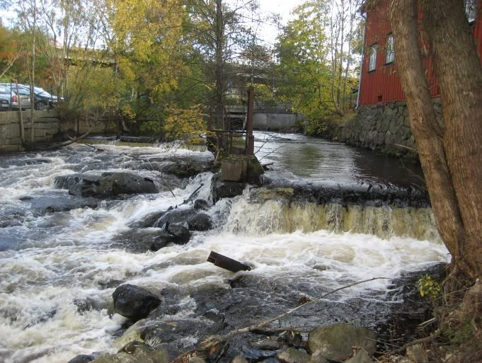 Figur 18. Gångbro som har en strypande effekt i södra utloppskanalen för Grevedämme. Figur 19. Utloppskanalen längs Pixbovägen. Figur 20. Sammanflödespunkt för ågrenarna från Grevedämmet. Figur 21.