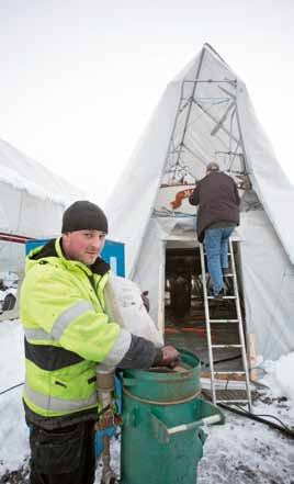 Vi har ett komplett koncept och kan erbjuda allt ifrån intäckning av båten samt skydd av marken och blästring till städning och deponering av farligt avfall Båtägaren Anders Ulfvarson besiktigar sin