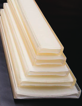 Polyuretan slitskydd - Stobitex Ett kraftigt slitskydd för krävande situationer. Tillverkat i transparent polyuretan i tre sidor, den fjärde sidan i vit polyester.