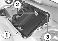 8 110 Underhåll z Montering av batteri Ställ ned batteriet i batterifacket med pluspolen åt höger sett i körriktningen.