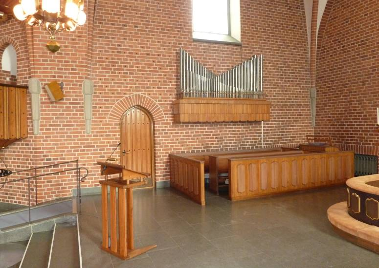 Burträsk kyrka, Skellefteå kommun, Västerbottens län Altarfresken är målad av den finlandssvenske konstnären Lennart Segerstråle, flitigt anlitad i finländska kyrkor samt en del utomlands.