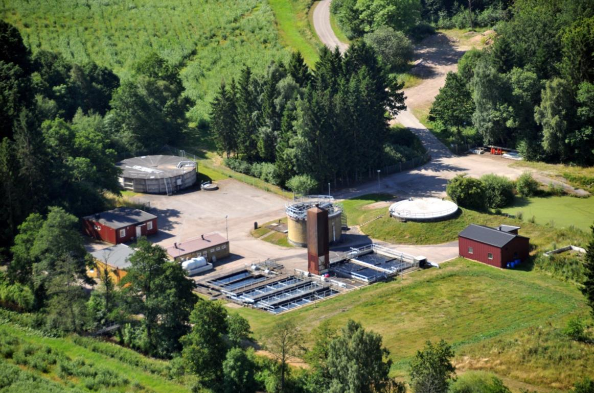 Det inkommande industriella avloppsvattnet förbehandlas separat innan det leds in tillsammans med det kommunala avloppsvattnet i den gemensamma biologiska aktivslamanläggningen.