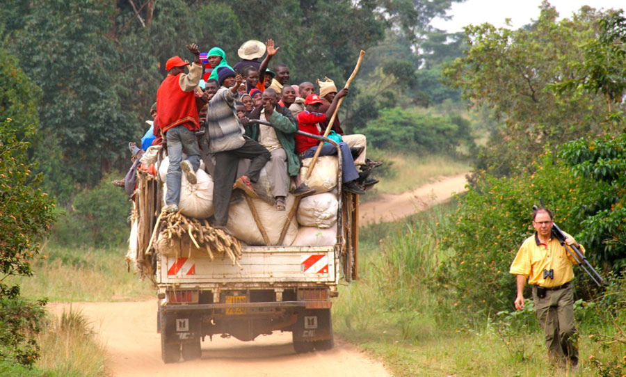 Man känner sig sällan ensam i Uganda, inte ens längs ensliga vägar.