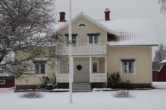 3 Hördas hus 3.1 Hus utan snickarglädje När man tar sig genom Hörda ses flera olika stilar och uttryck på husen.