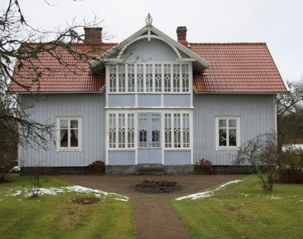 utsmyckning med organisk inspiration. Verandan är nybyggd, Bengt och Mia själva säger att de länge funderade på hur de skulle kunna få en veranda att fungera på huset.