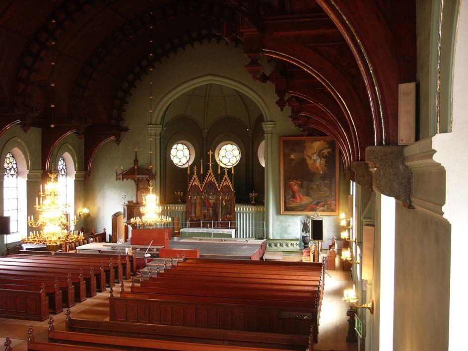 orgelfasad och dopfunt är utförda efter ritningar av arkitekt Gustaf Petterson. Predikstolen, altaret och dess nygotiska triptyk av ek är tillverkade av bildhuggaren O L Mellin, Stockholm.