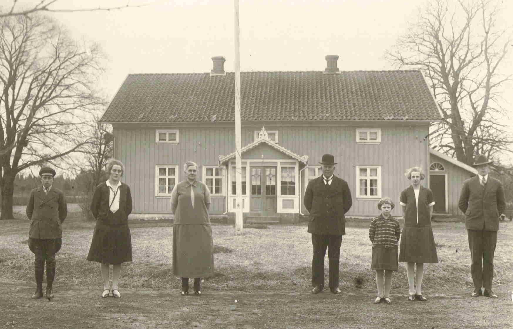 År 1905 inträffade flera betydelsefulla händelser; Carl Levin och hustrun Anna flyttade till Upptorp med deras hemmaboende barn. Äldste sonen 741Thure övertog Ljunga.