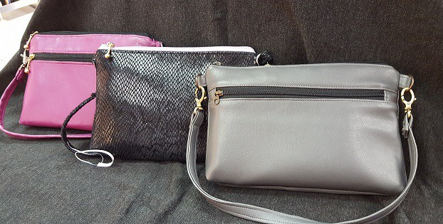 Väska Double Zip Bag fullbokad Vi syr en liten praktisk väska från Pink Pony Design, med plats för det viktigaste: Mobiltelefon,kontokort,pengar, läppstift och nycklar.
