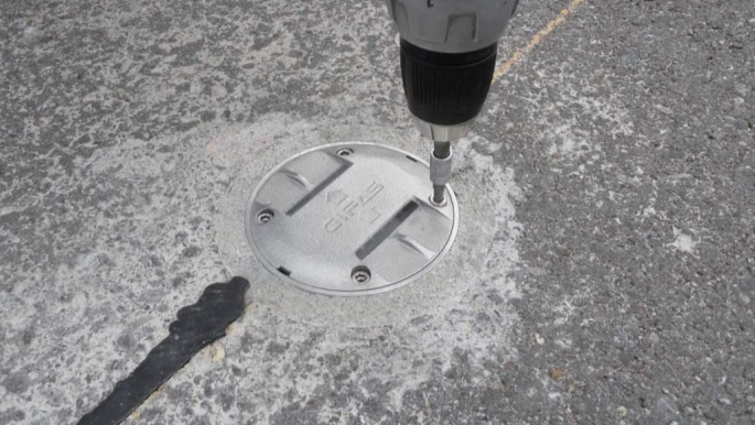 Att ta bort TrafficLED: Skruva loss de fyra skruvarna och ta bort dem. Använd en mejsel på ena sidan om armaturen för att lyfta upp den. Ta försiktigt upp armaturen.