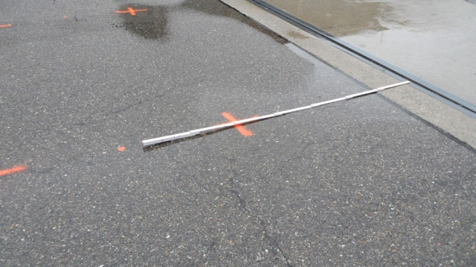 TrafficLED installationsanvisning Markera hål och linje Märk ut linjen där kablaget ska dras. Markera centrum för armaturerna på linjen.