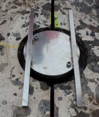 Häll gjutmassan i hålet ända upp till 6 cm under marknivån. Blöt även hålväggen upp till marknivå med murbruk. OBS!