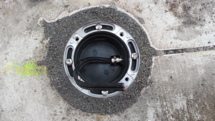 Installera installationsdosan, steg 2 Sätt på det medföljande plastskyddet på installationsdosan. Vid behov, täck spåret så murbruket inte kan flyta ut i kabelspåret.