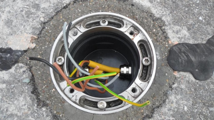 Injustering av TrafficLED (om installationsdosan hamnat snett) : Installationsdosan kan monteras på följande sätt för att Trafficled ska kasta ljuset i pilens riktning.