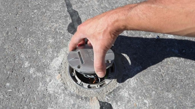 Förbered kabeldragningen Klipp kablarna så att varje kabel blir ca 15 cm. OBS! Skala bort det yttersta kabelhöljet ca 5 cm från förskruvningarna men skala INTE ledarna i kabeln. Se bild.