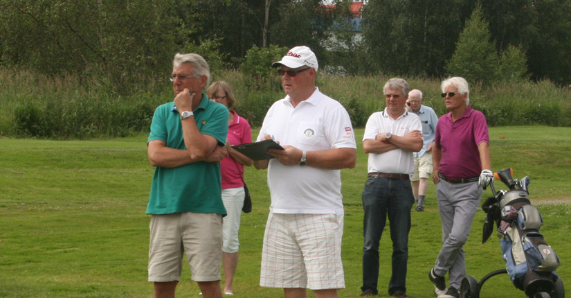 Golfveckan 2012 Medlemskommittén, Barbro Nyman, Ingrid Andrén och Anna-Greta Bodin ägger ner ett stort arbete under golfveckan. Här tillsammans med prisutdelarna Holger Petersson och Roland Ekman.