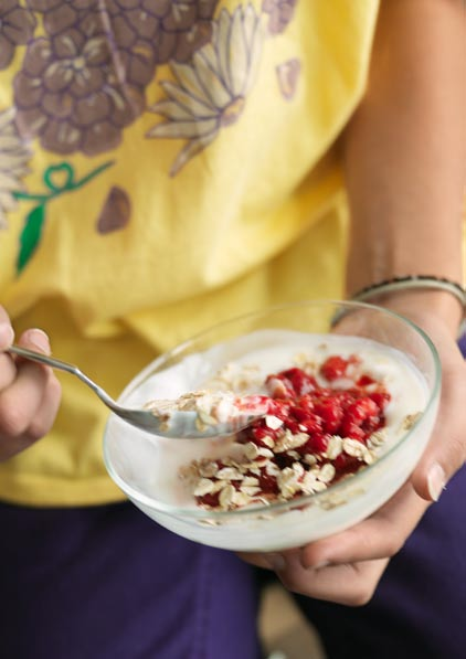 Frukost och mellanmål byggs upp kring bröd, gryn eller flingor och mjölkprodukter.