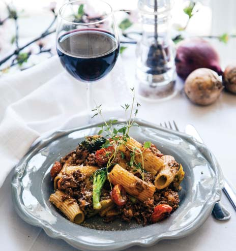 PASTA MED NÖTFÄRSRAGU RECEPT OCH BAKADE KÖRSBÄRSTOMATER Ca 0 min Ragu Ca 00 gram nötfärs gul lök 00 gram morötter ½ ask körsbärstomater ½ broccoli vitlöksklyftor tsk torkad timjan* krm chilipulver* ½