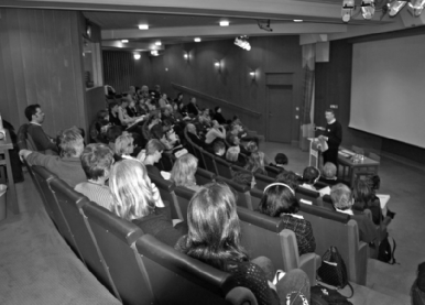 MARTIN ALFREDSSON OG LINN ÅSLUND 192 Bilden NCK-konferens visar konferensdeltagarna i Rentzhogsalen på Jamtli, uppkallad efter förre landsantikvarie Sten Rentzhog. Foto: Anna Jonsson.