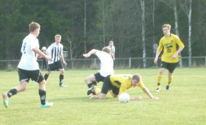 Lukas Hjalmarsson målskytt och Christain Berg som höll nollan nöjda efter premiärsegern HGIF fick Malmbäck på fall Måndagen den 21 april, Annandag Påsk kl 17.