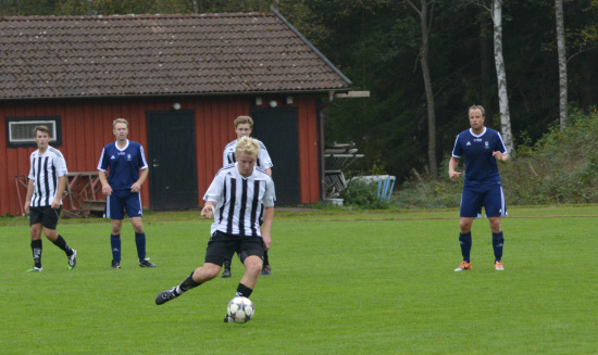 Johnny Andersson trycka in bollen efter en tilltrasslad situation i HGIFs straffområde. Naturligtvis en riktig drömstart för hemmalaget som sedan gav HGIF en svår match.