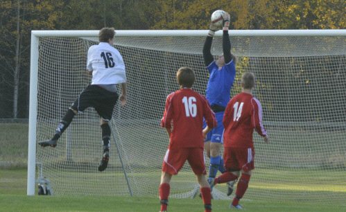 KRYSS I SÄSONGSAVSLUT 2014-10-04 20:06 Det blev oavgjort, 2-2, i säsongens sista match för HGIF. Bildtext: Pontus Åberg i duell med Visingsö målvakt Niklas Logan. HGIF vägrar att förlora på hemmaplan.