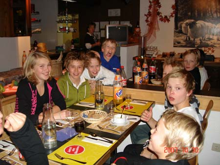 Rapport från B-gruppen: Tjenahejsan! Vi har varit på träningsläger i Saas-Fee under höstlovet. Det var kul. De första två dagarna friåkte vi bara.