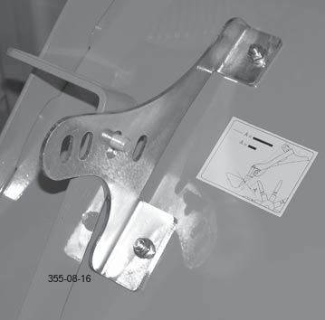 INTÄLLNINGAR Förändring av rotorns varvtal Genom att låta de båda remskivorna (A) och (B) byta plats, kan krossens varvtal ändras från 1000 varv/min till 700 varv/min.