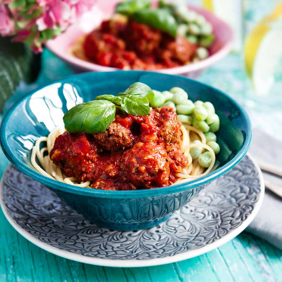 KÖTTBULLAR med färskost och basilika i tomatsås med pasta Ca 30 min Tomatsås ½ rödlök 1 vitlöksklyfta Olivolja* ½ msk fryst basilika msk tomatpuré* 1 msk balsamvinäger* 1 förp krossade tomater 1 dl